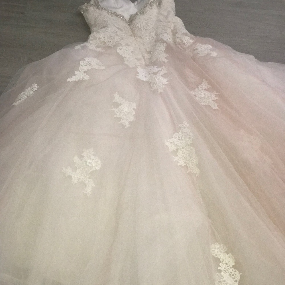 Wedding dress - Picture 2 of 10